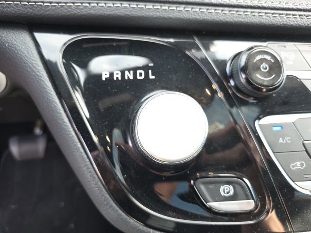 Used 2025 Chrysler Pacifica Select w/ Uconnect Theater Family Group image 6
