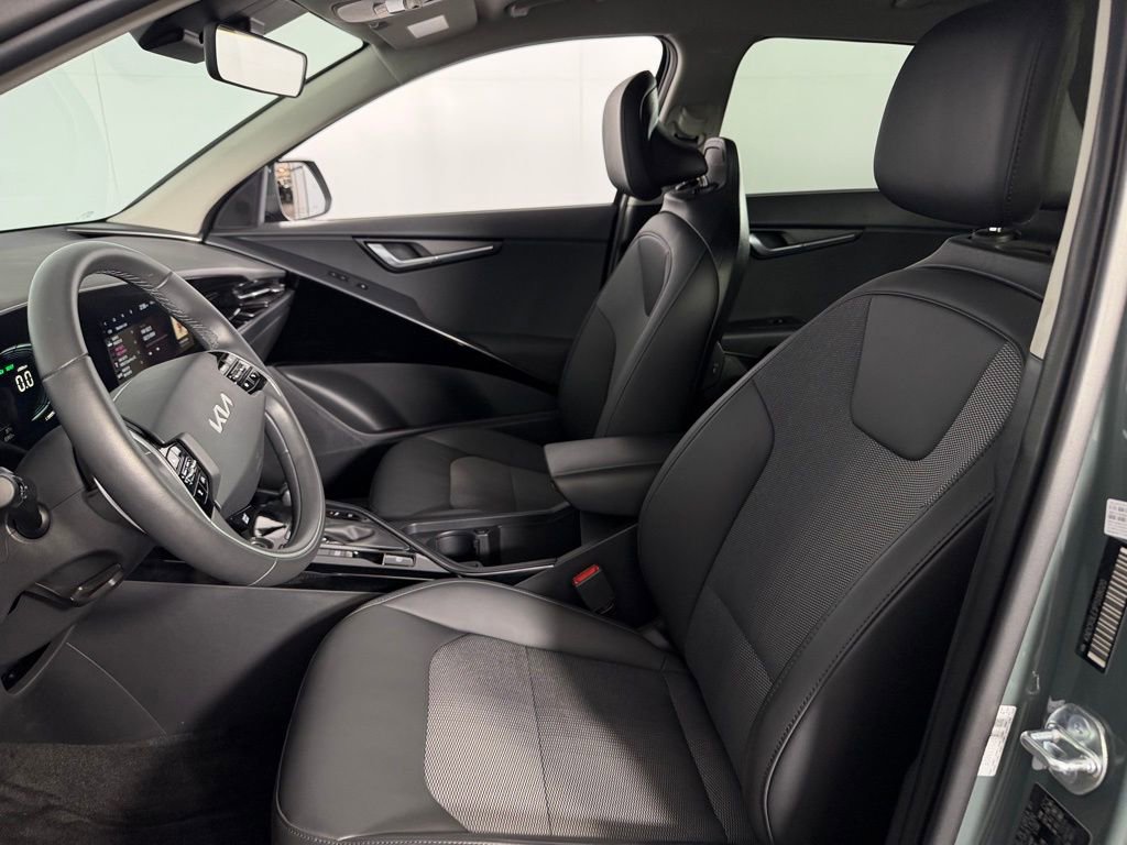 Used 2023 Kia Niro EX image 23