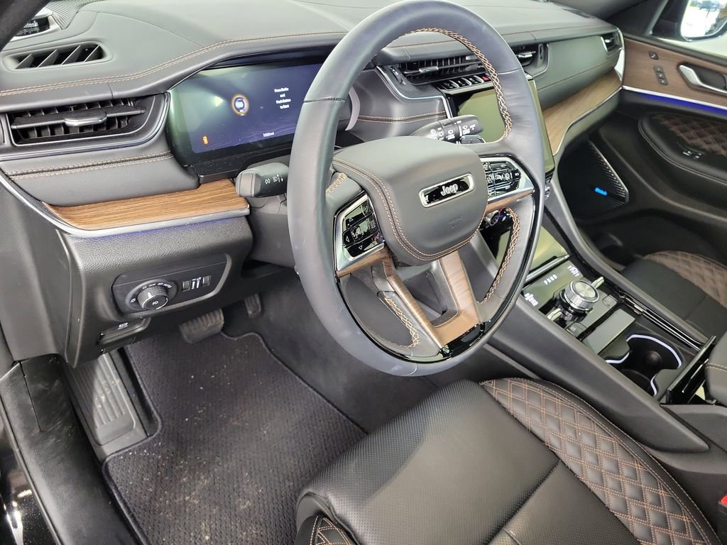Used 2025 Jeep Grand Cherokee Summit w/ Obsidian Package image 11