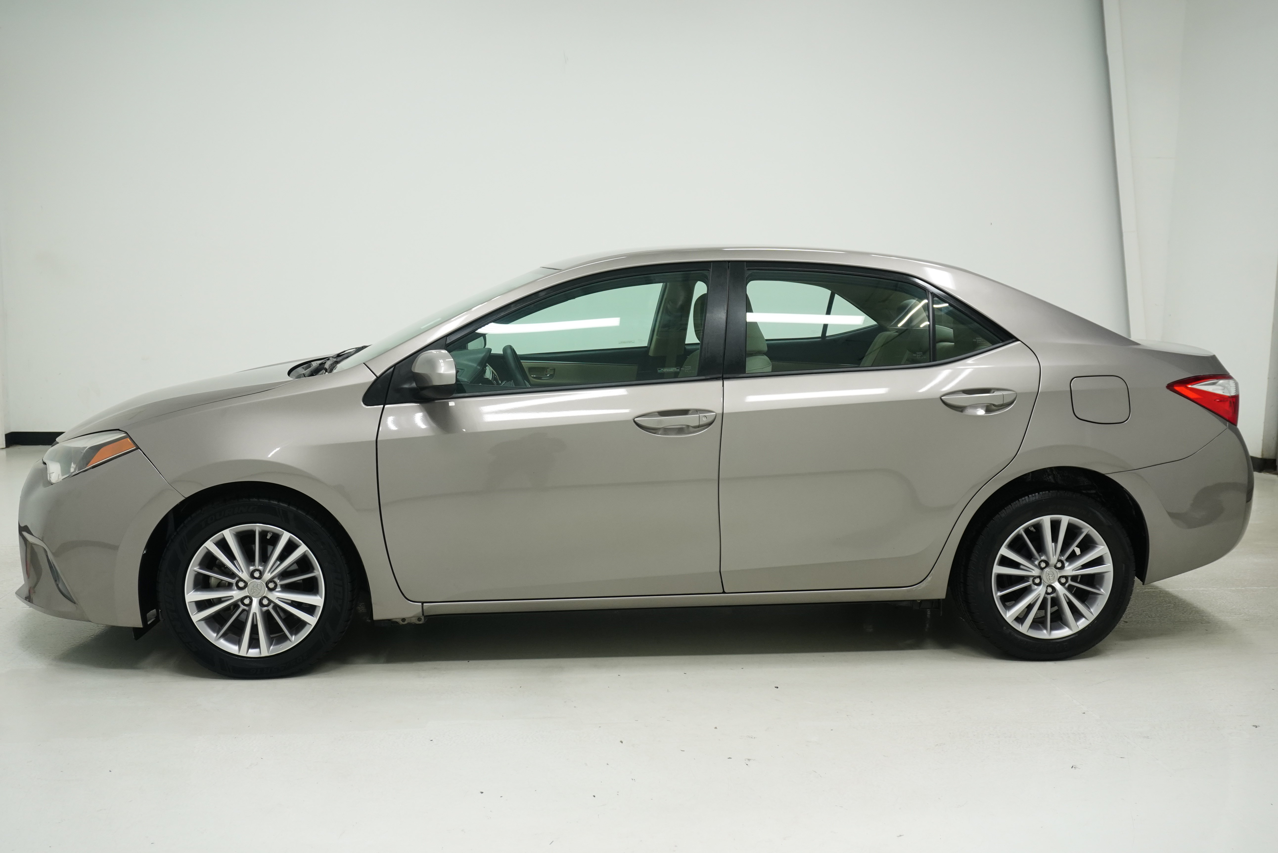 Used 2015 Toyota Corolla LE FWD image 7