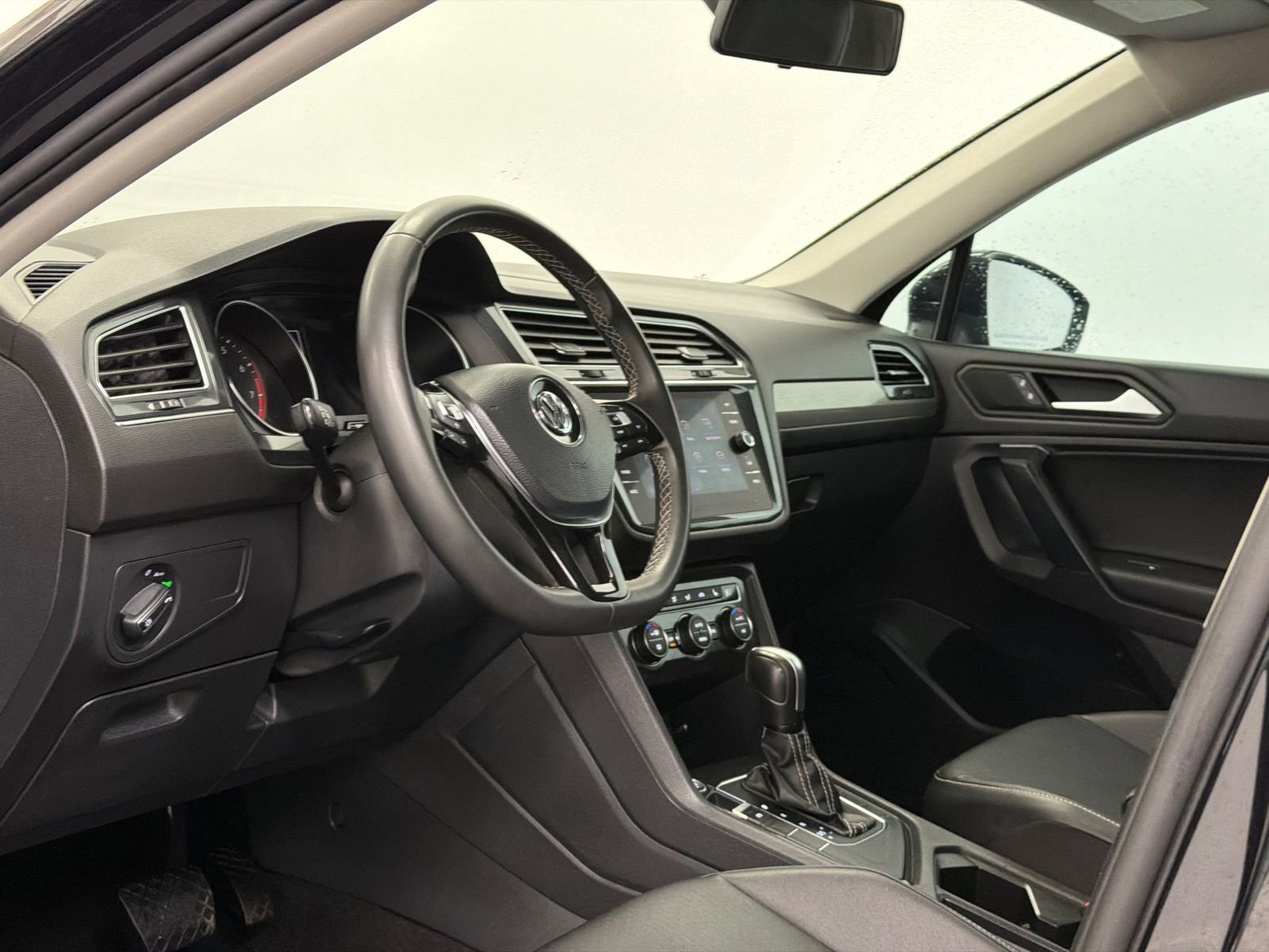 Used 2021 Volkswagen Tiguan SE FWD image 14