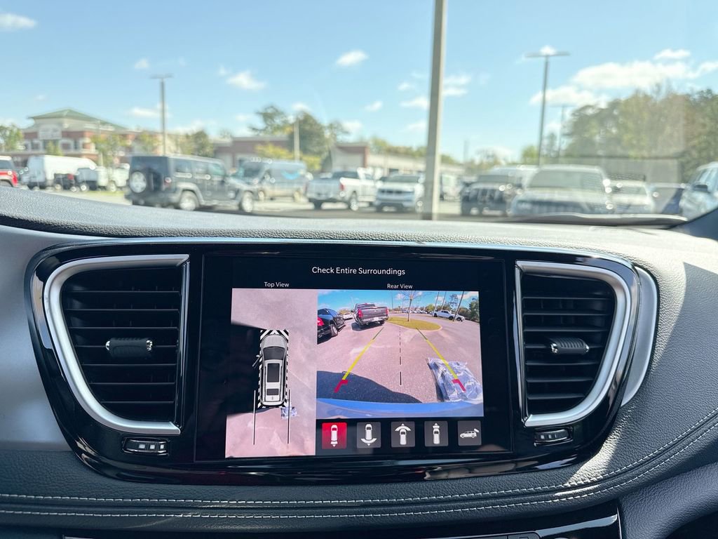 New 2026 Chrysler Pacifica Limited w/ Trailer Tow Group image 25