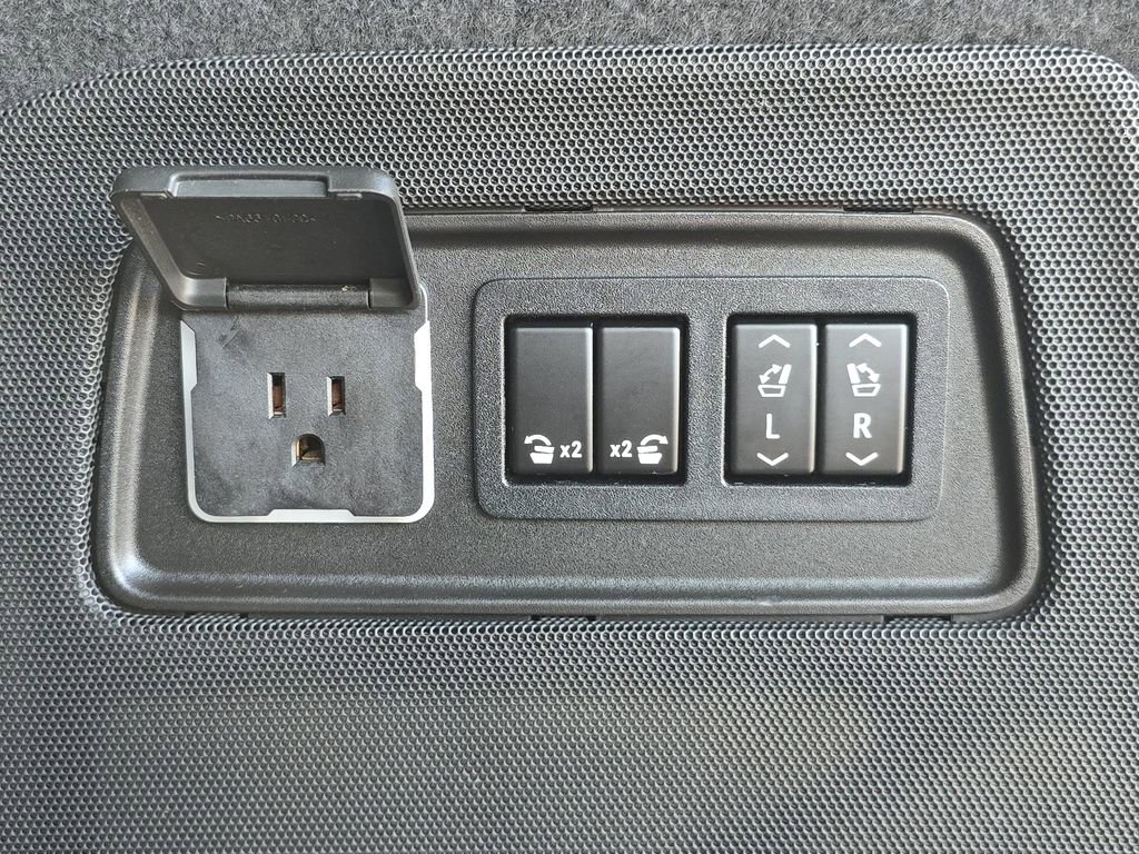 Used 2022 Cadillac Escalade ESV Premium Luxury image 16