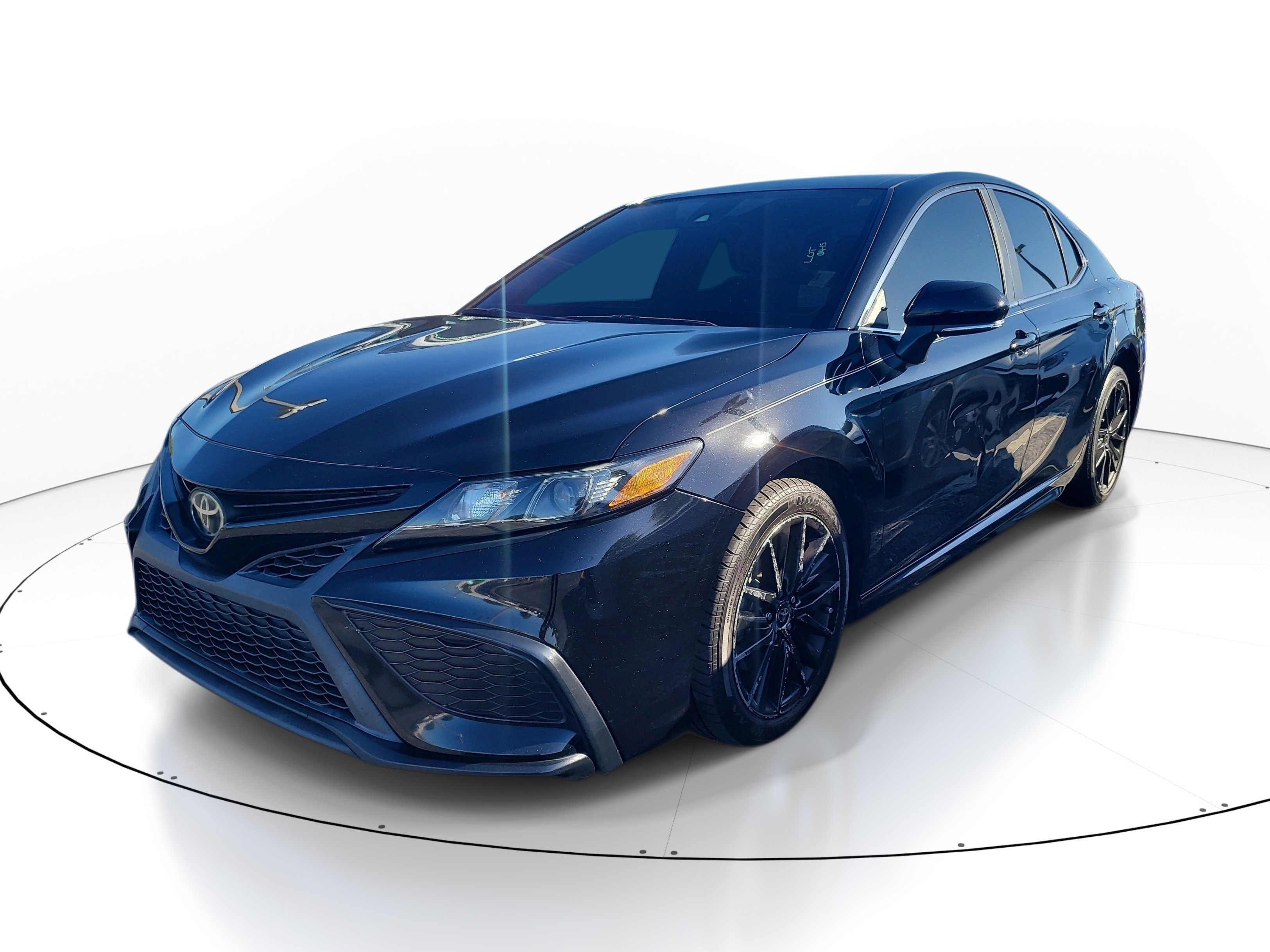 Used 2022 Toyota Camry SE FWD image 3