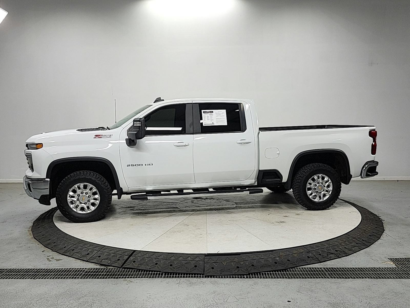 Used 2024 Chevrolet Silverado 2500 LT AWD/4WD image 4