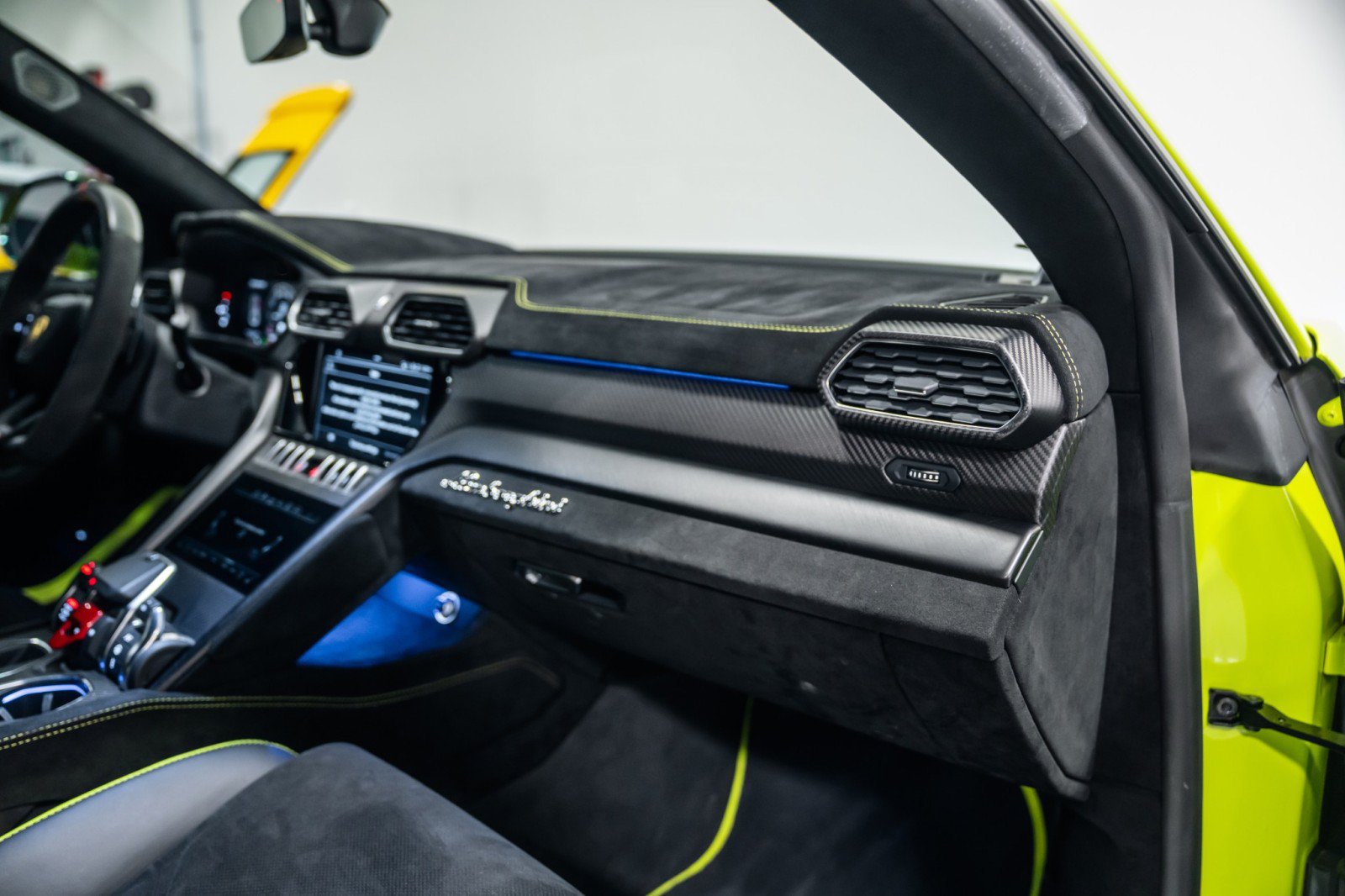 Used 2024 Lamborghini Urus Performante AWD/4WD image 22