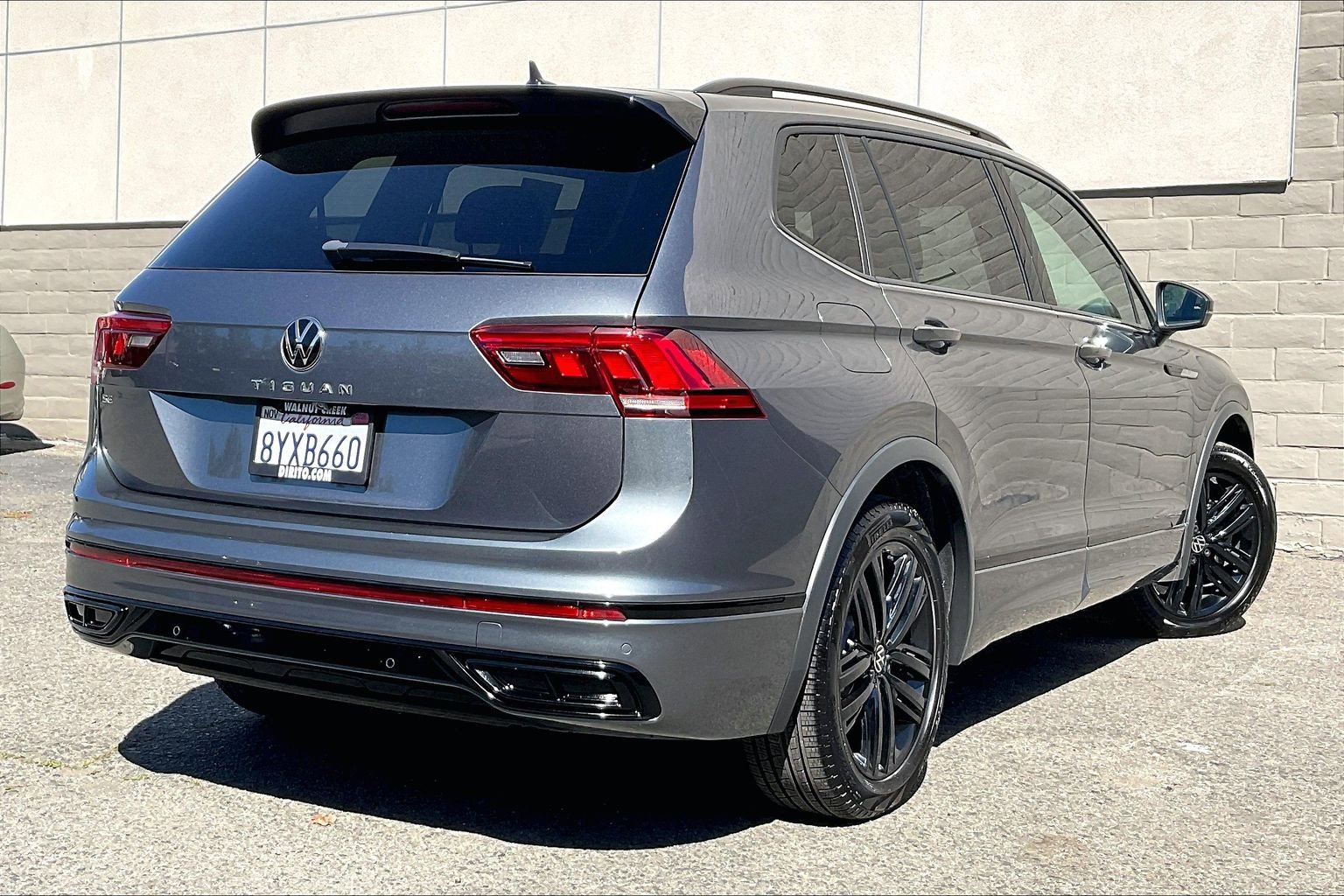 Used 2022 Volkswagen Tiguan SE R-Line FWD image 12