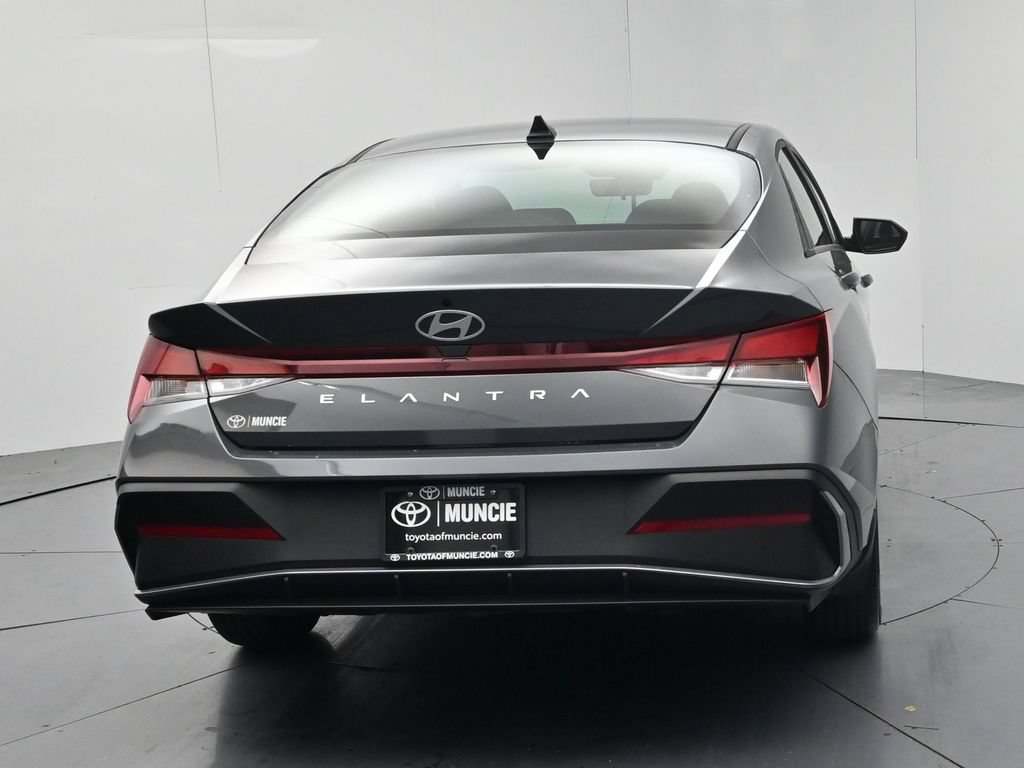 Used 2025 Hyundai Elantra SE FWD image 7