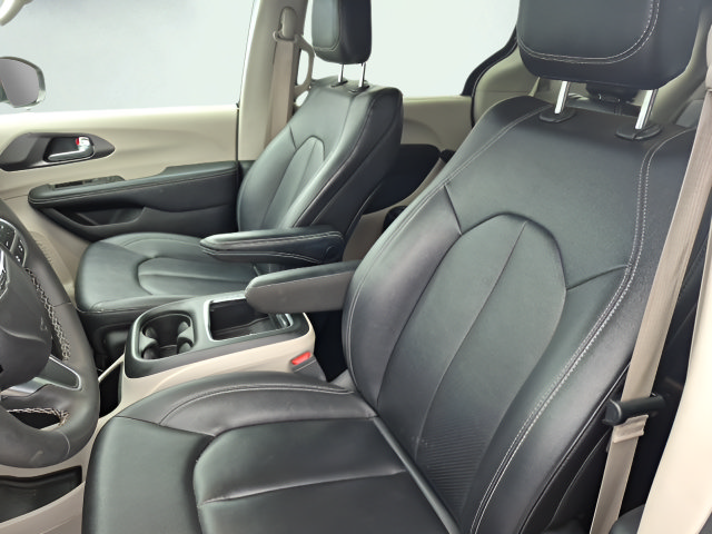 Used 2024 Chrysler Pacifica Touring-L FWD image 2