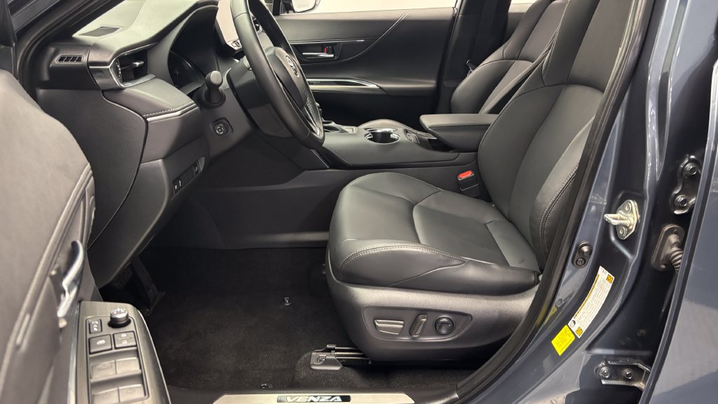 Used 2024 Toyota Venza XLE AWD/4WD image 13