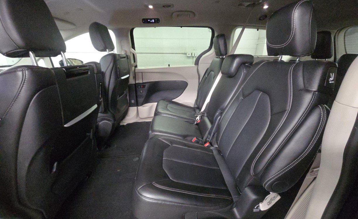 Used 2024 Chrysler Pacifica Touring-L w/ Uconnect Theater Family Group image 10