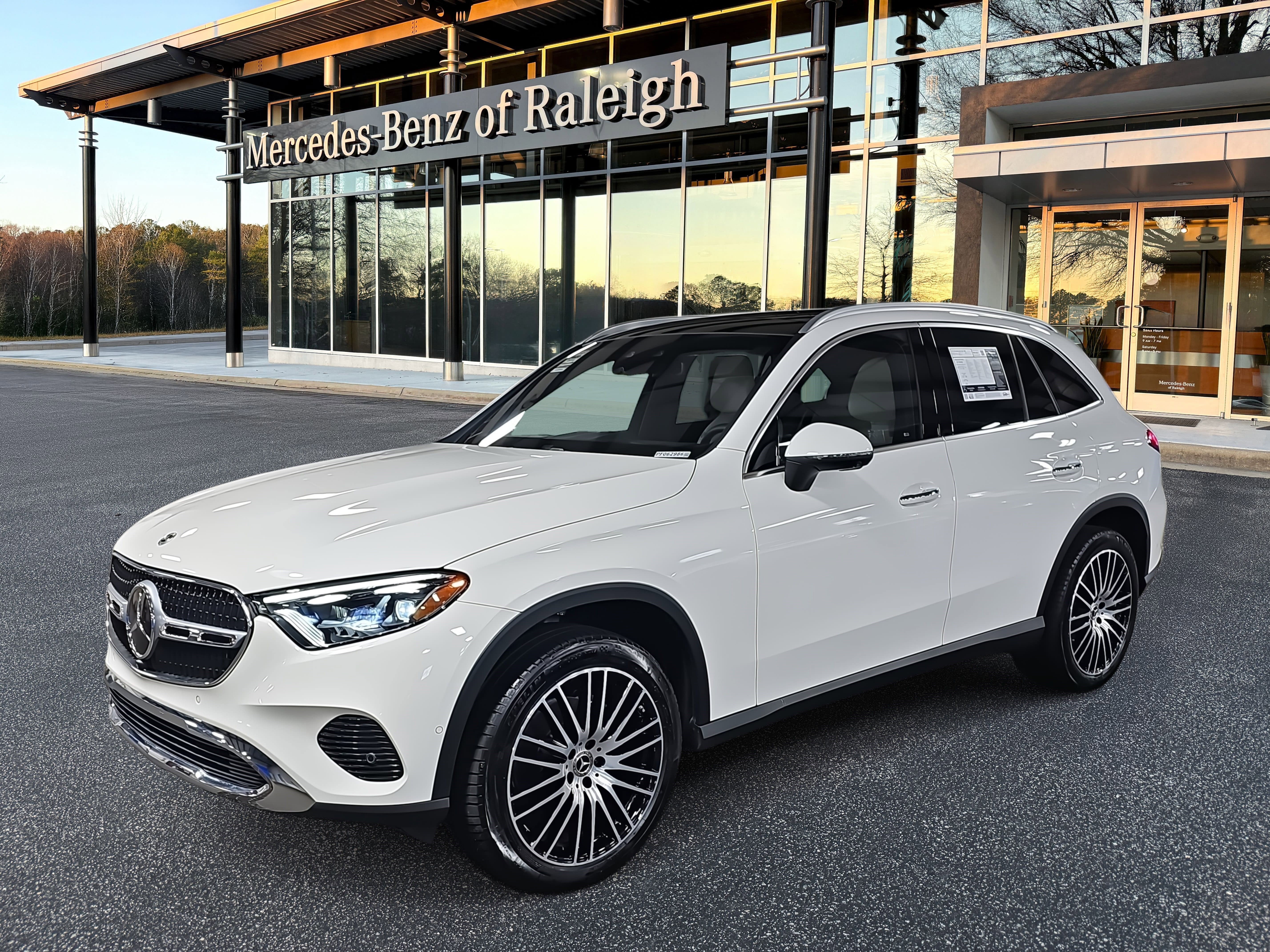 Used 2023 Mercedes-Benz GLC 300 image 1