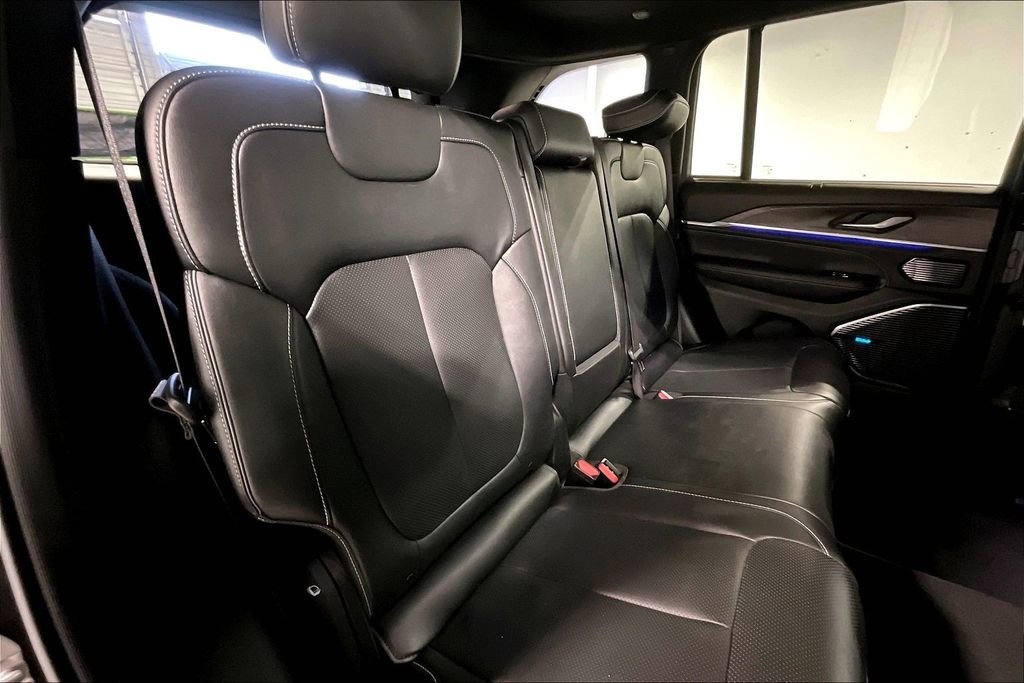 Used 2022 Jeep Grand Cherokee Overland w/ Adv Protech Group III image 37