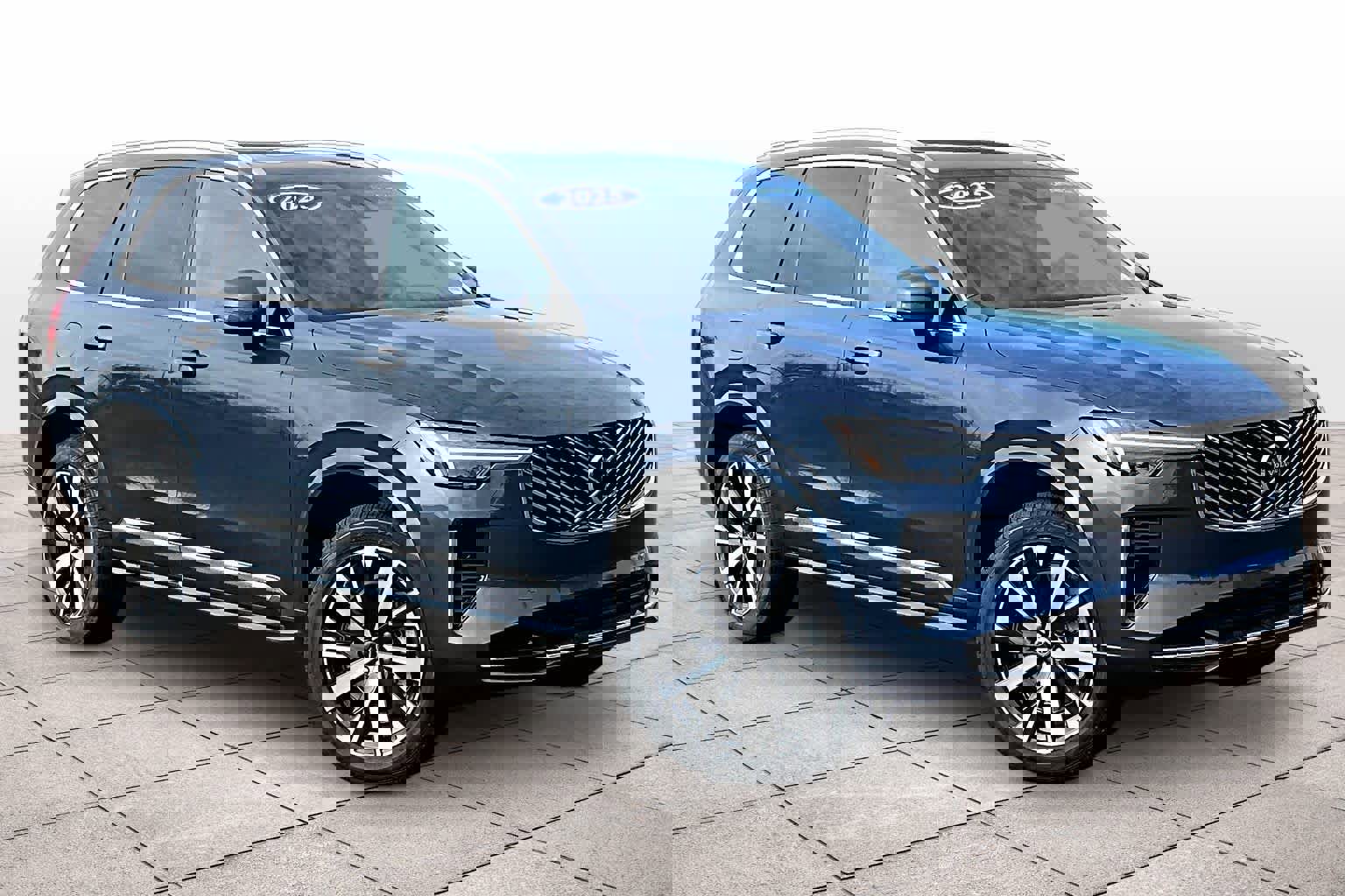 Used 2025 Volvo XC90 B5 Core w/ Protection Package Premier image 2