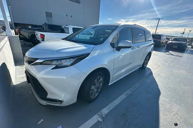 Used 2023 Toyota Sienna XLE image 2