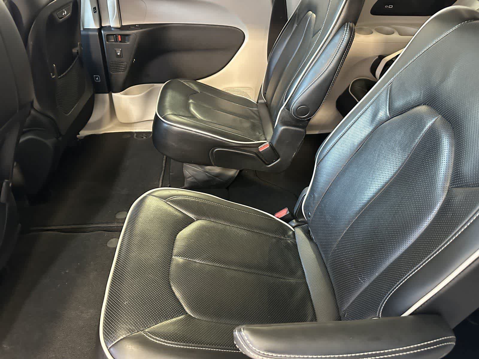 Used 2023 Chrysler Pacifica Limited FWD image 5