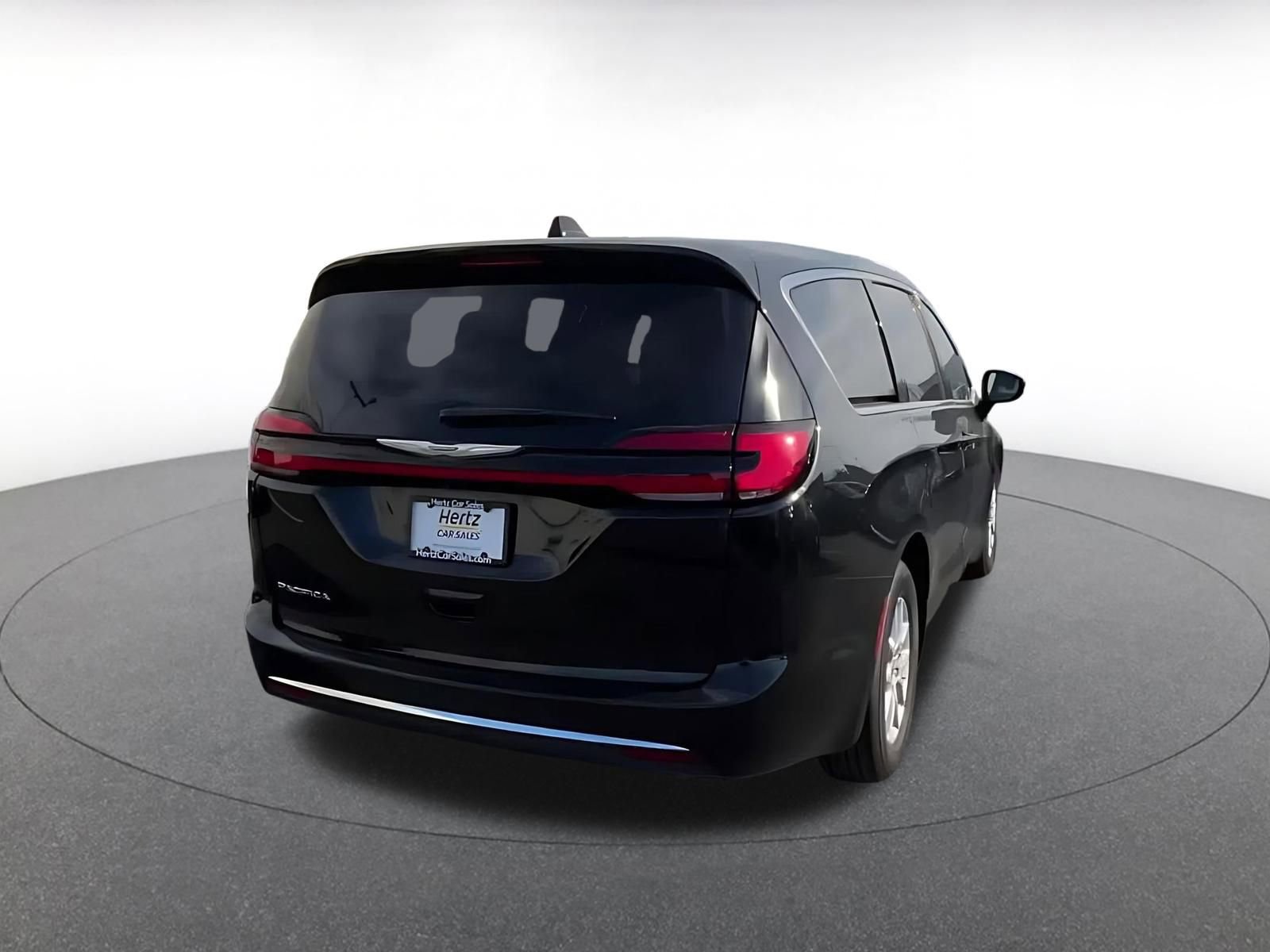 Used 2025 Chrysler Pacifica Select image 15