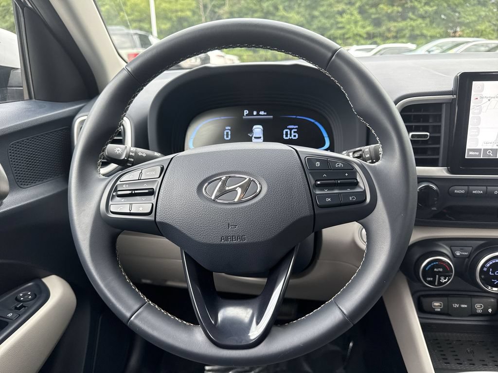 Used 2023 Hyundai Venue Limited FWD image 11