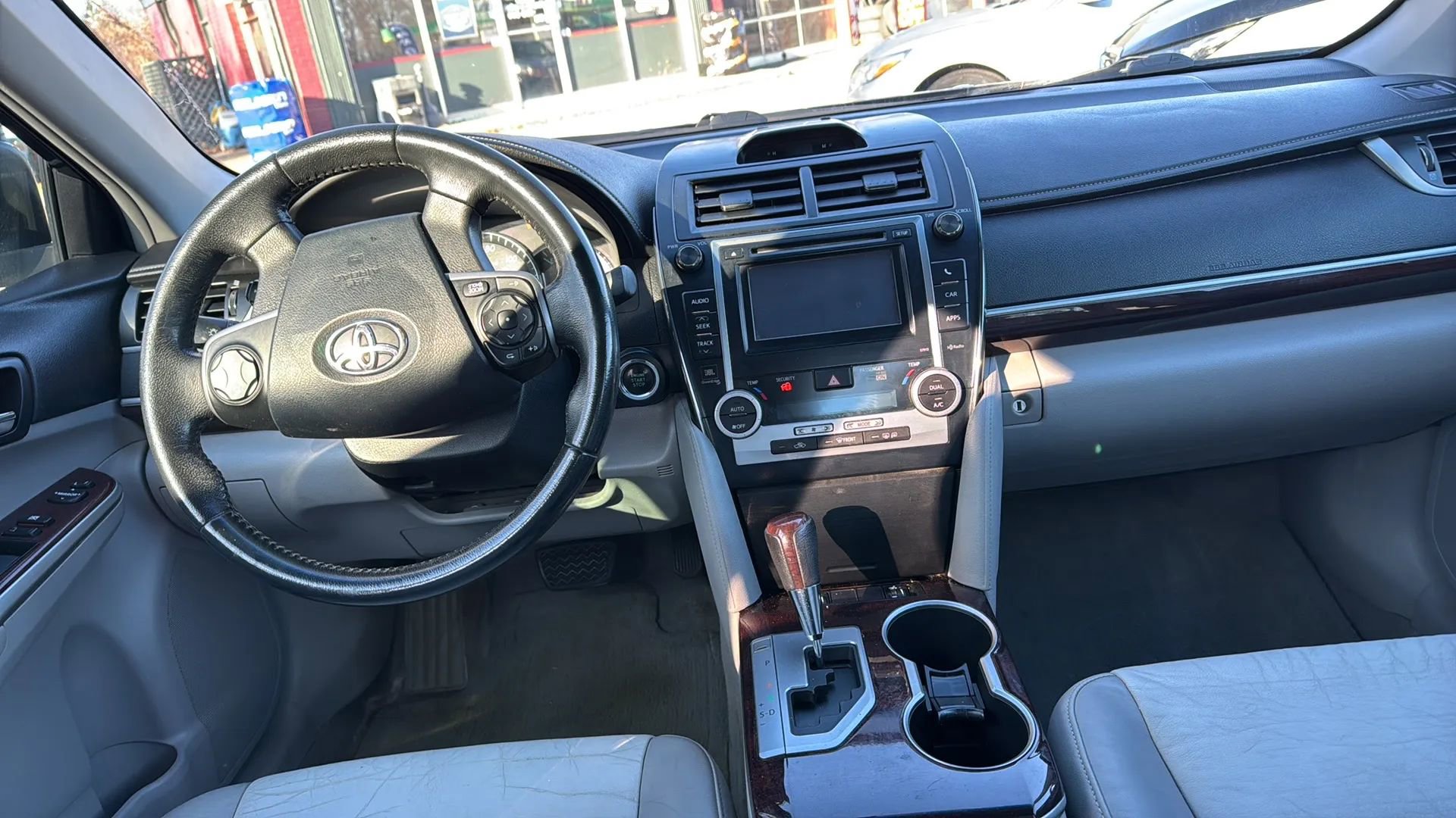 Used 2012 Toyota Camry XLE w/ Leather Pkg FWD image 8