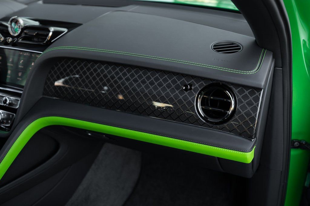 Used 2025 Bentley Bentayga image 30