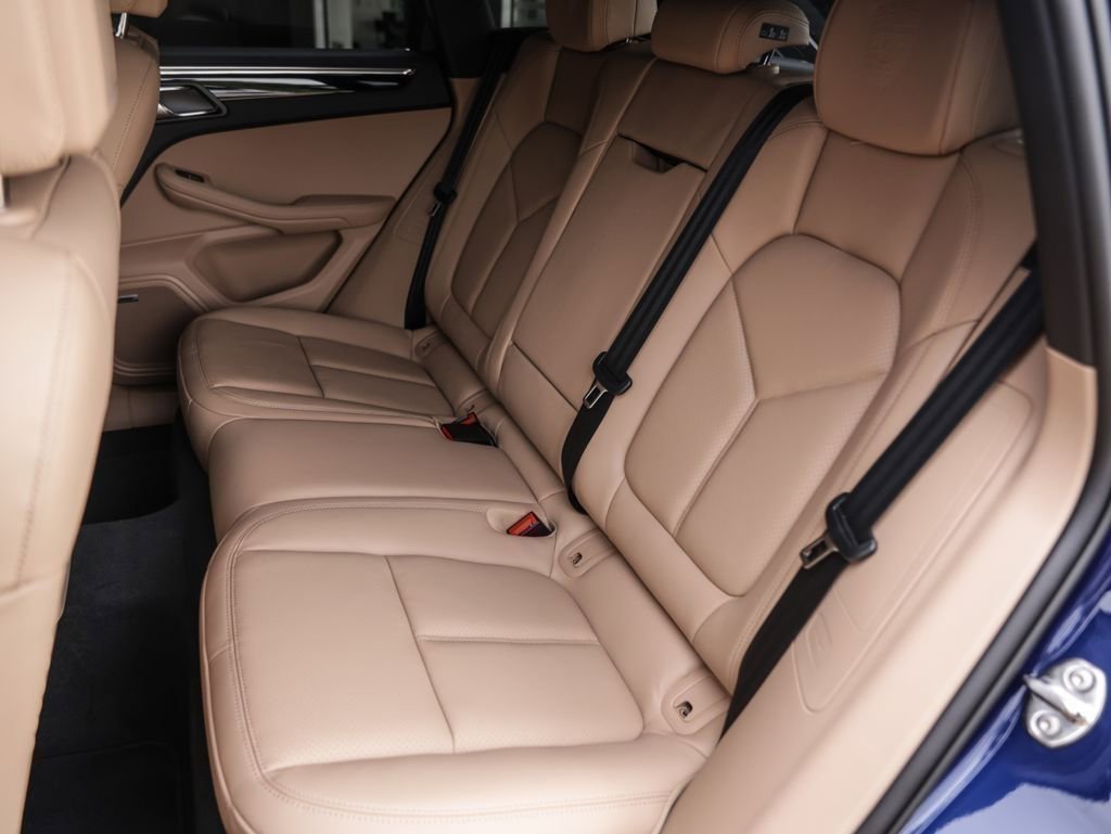 Certified 2025 Porsche Macan image 28