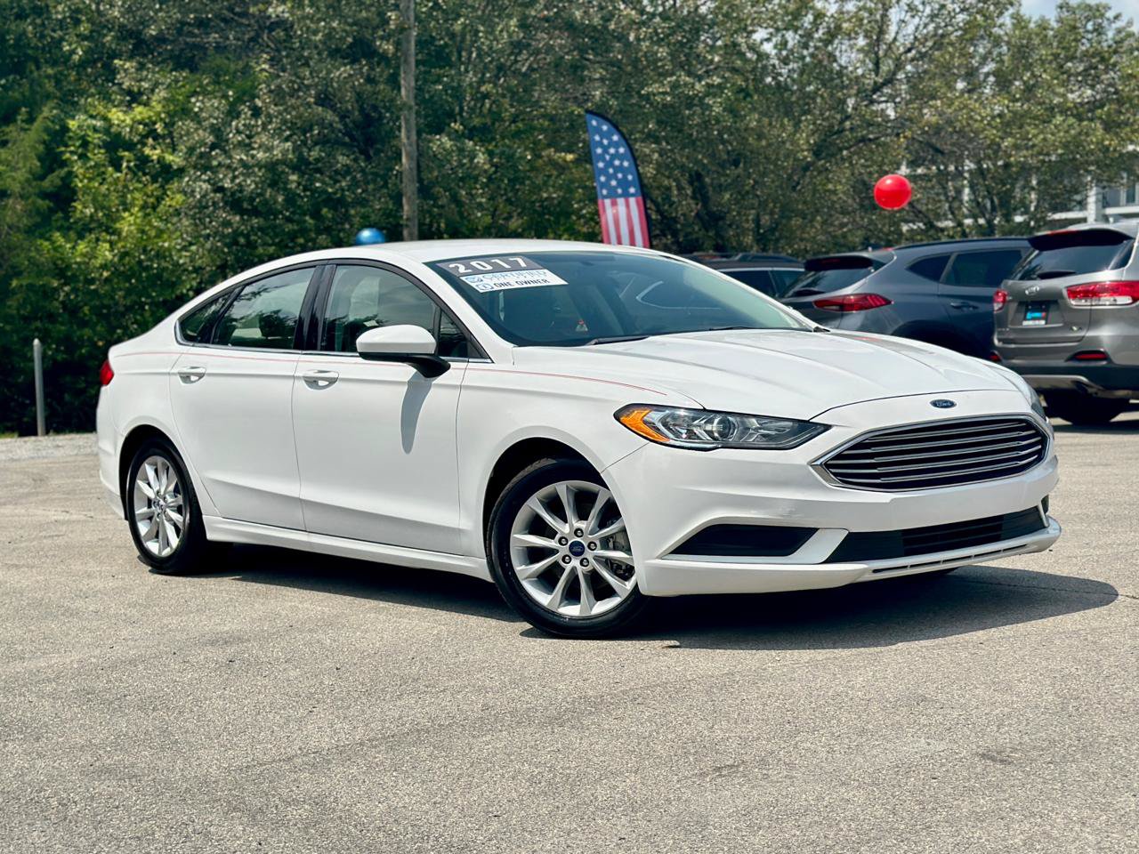 Used 2017 Ford Fusion SE w/ Fusion SE Technology Package FWD image 2