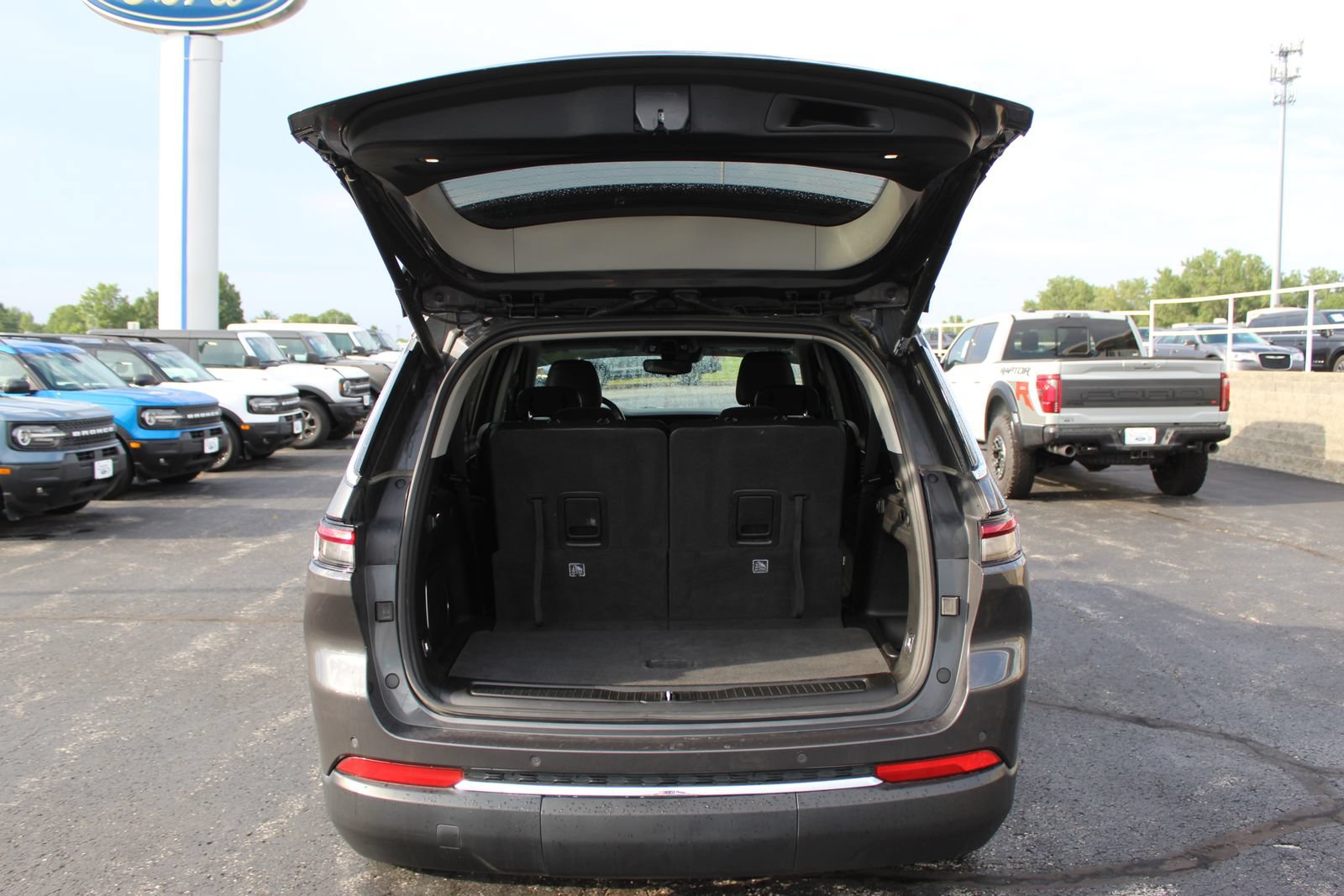 Used 2022 Jeep Grand Cherokee L Limited w/ MOPAR Finishing Package AWD/4WD image 16