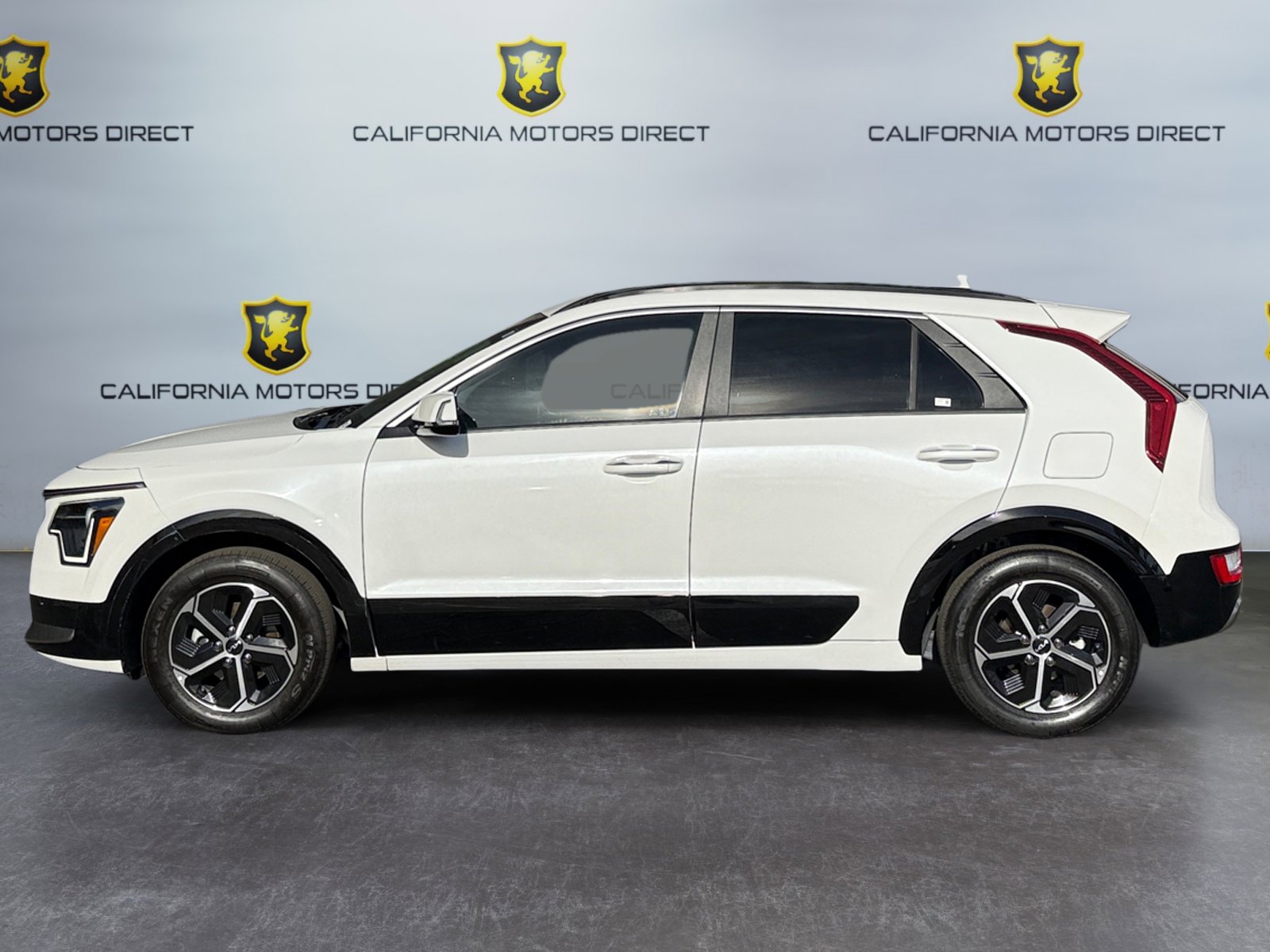Used 2024 Kia Niro SX image 2