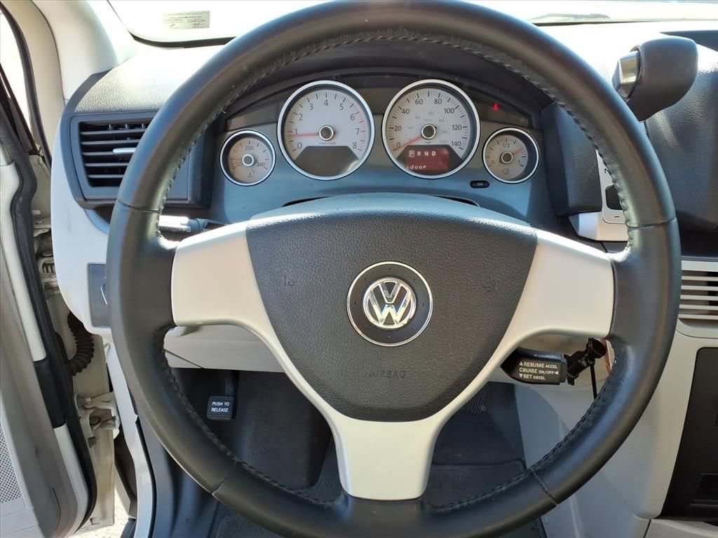 Used 2010 Volkswagen Routan S image 20