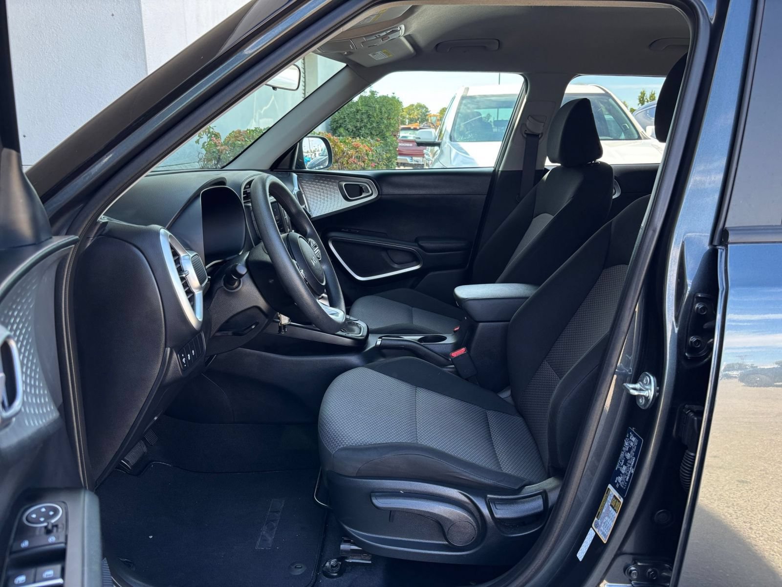Used 2025 Kia Soul LX w/ LX Technology Package FWD image 21