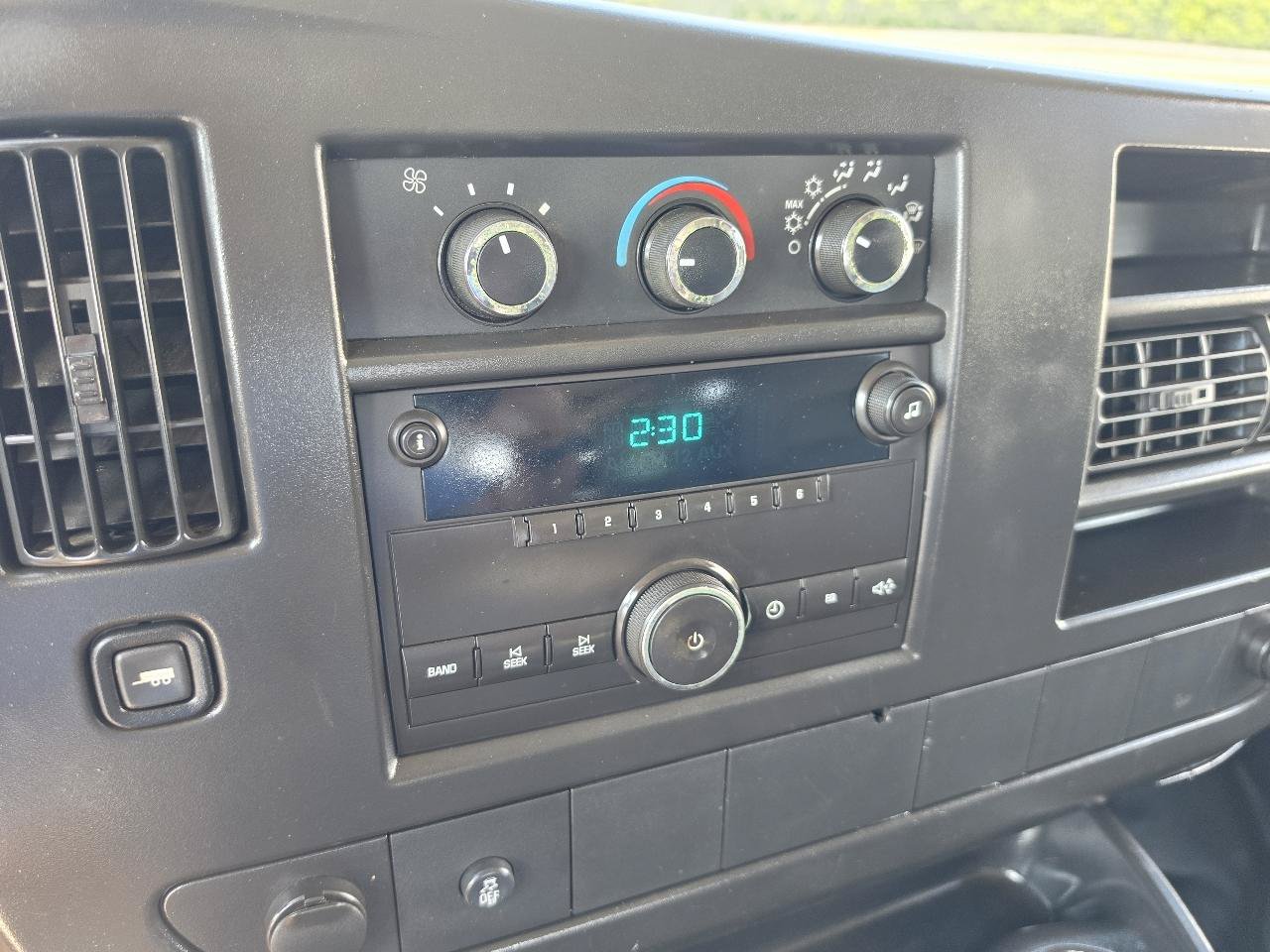 Used 2013 Chevrolet Express 2500 RWD image 11