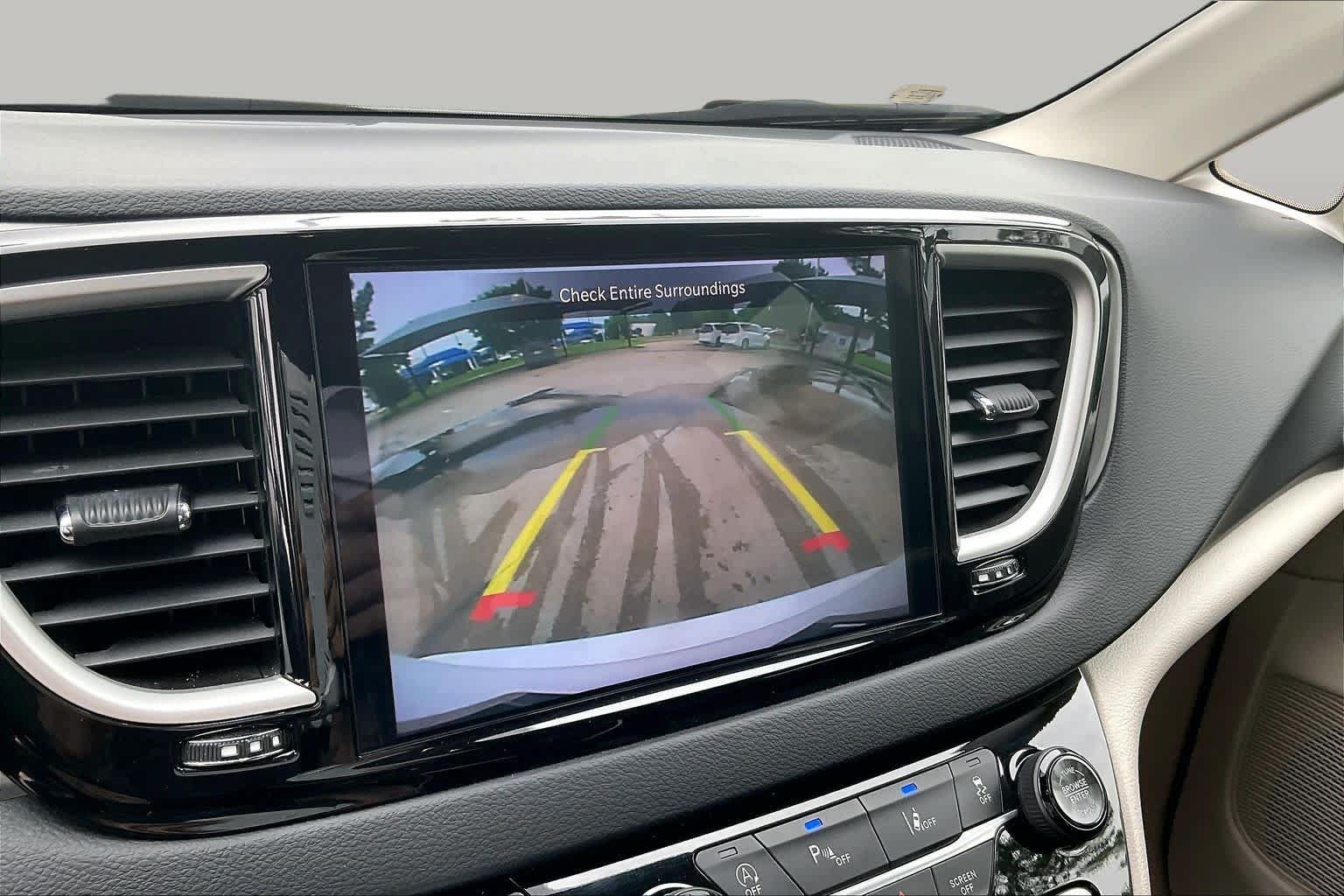Used 2024 Chrysler Pacifica Touring-L FWD image 26
