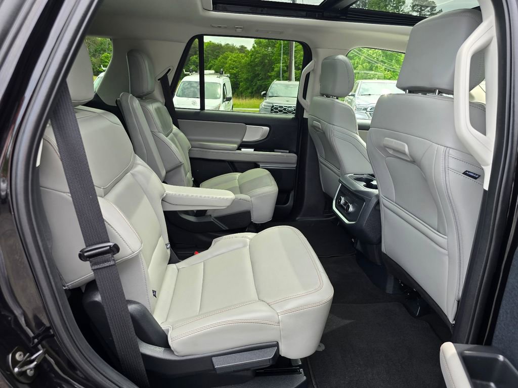 Used 2025 Ford Expedition Active RWD image 12