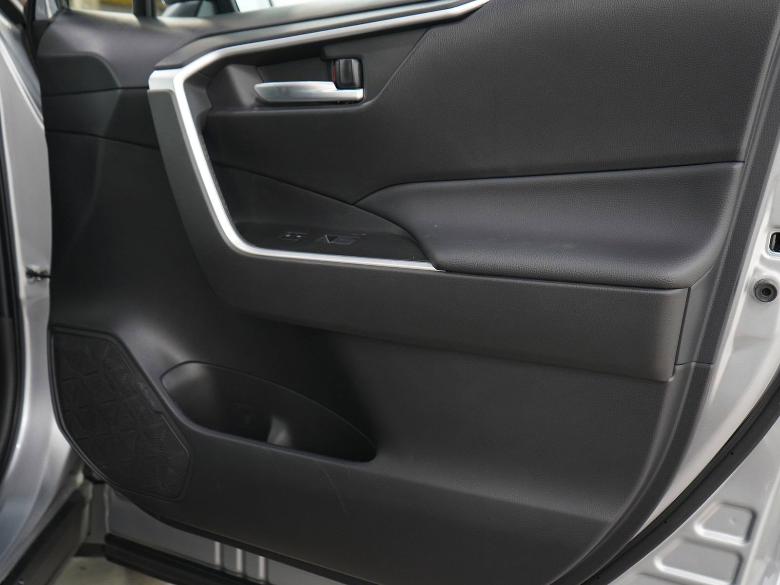 Used 2025 Toyota RAV4 XLE Premium w/ Weather Package AWD/4WD image 9
