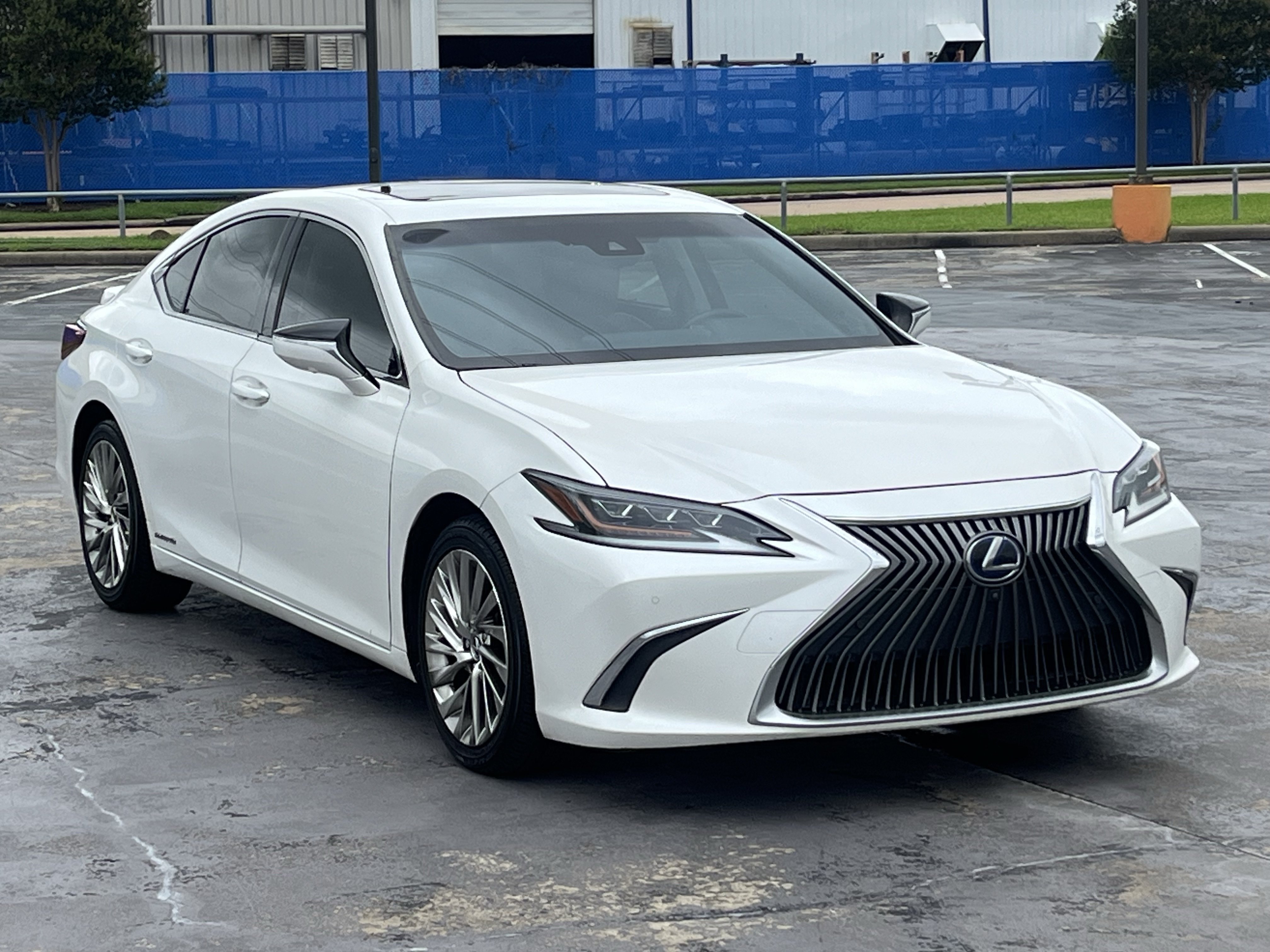 Used 2019 Lexus ES 300h Ultra Luxury w/ Accessory Package 2 FWD image 3