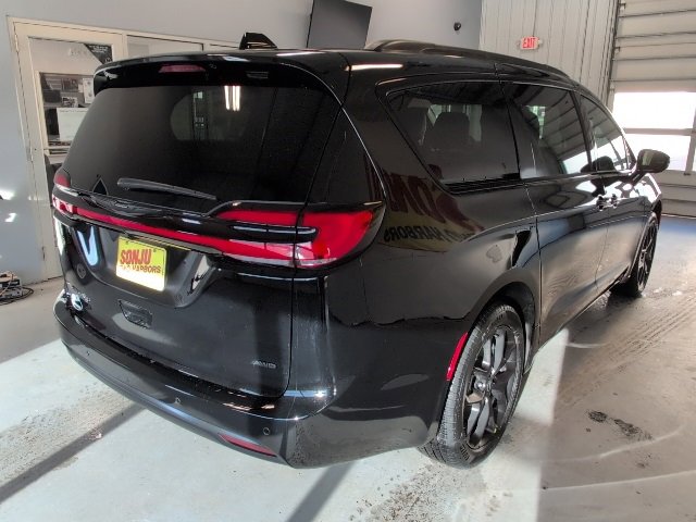 New 2026 Chrysler Pacifica Select image 5