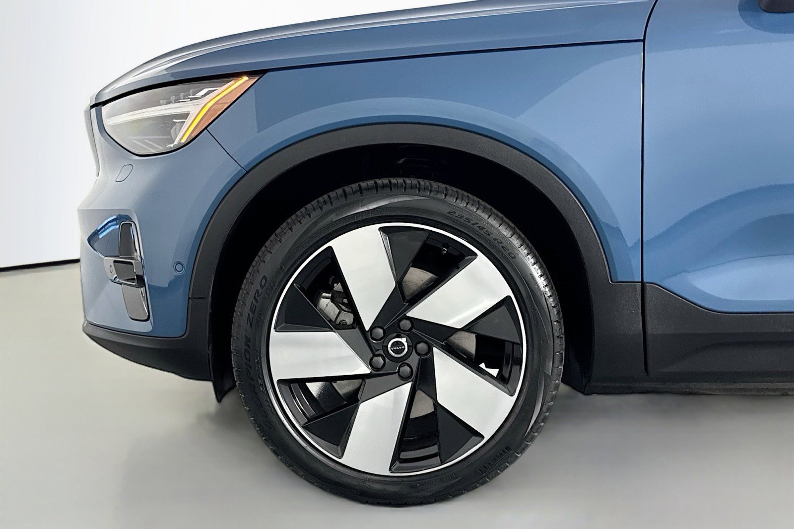 Used 2022 Volvo C40 P8 Recharge Ultimate image 9