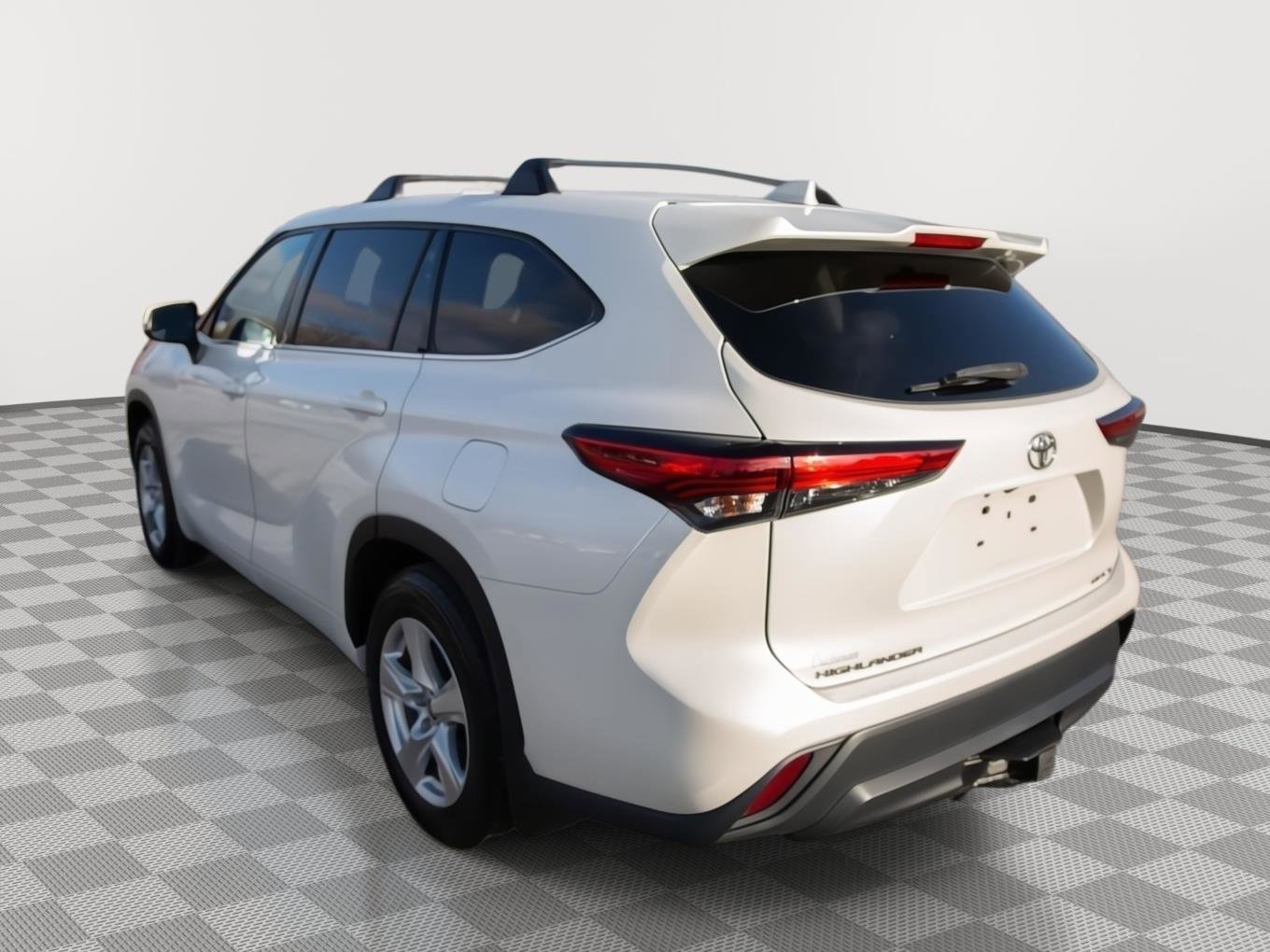 Used 2020 Toyota Highlander LE image 5