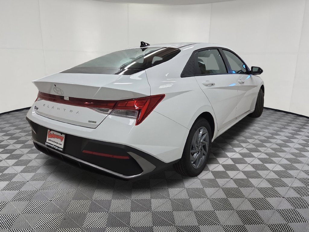 Used 2025 Hyundai Elantra Hybrid FWD image 4