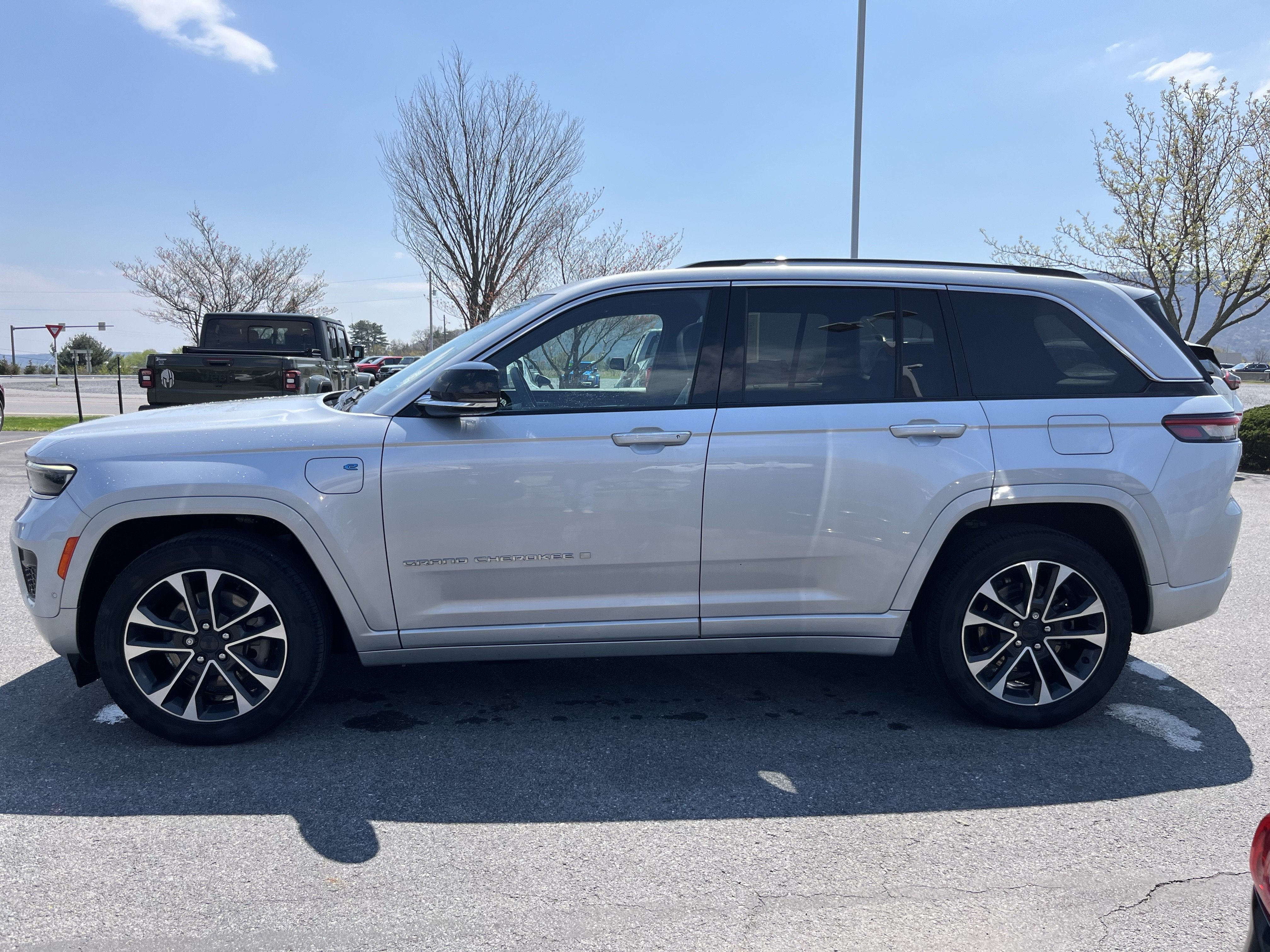Used 2023 Jeep Grand Cherokee Overland w/ Advanced Protech Group III AWD/4WD image 8