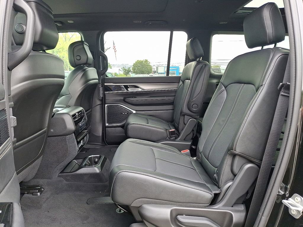 New 2025 Jeep Wagoneer L Series II w/ Premium Group I image 9