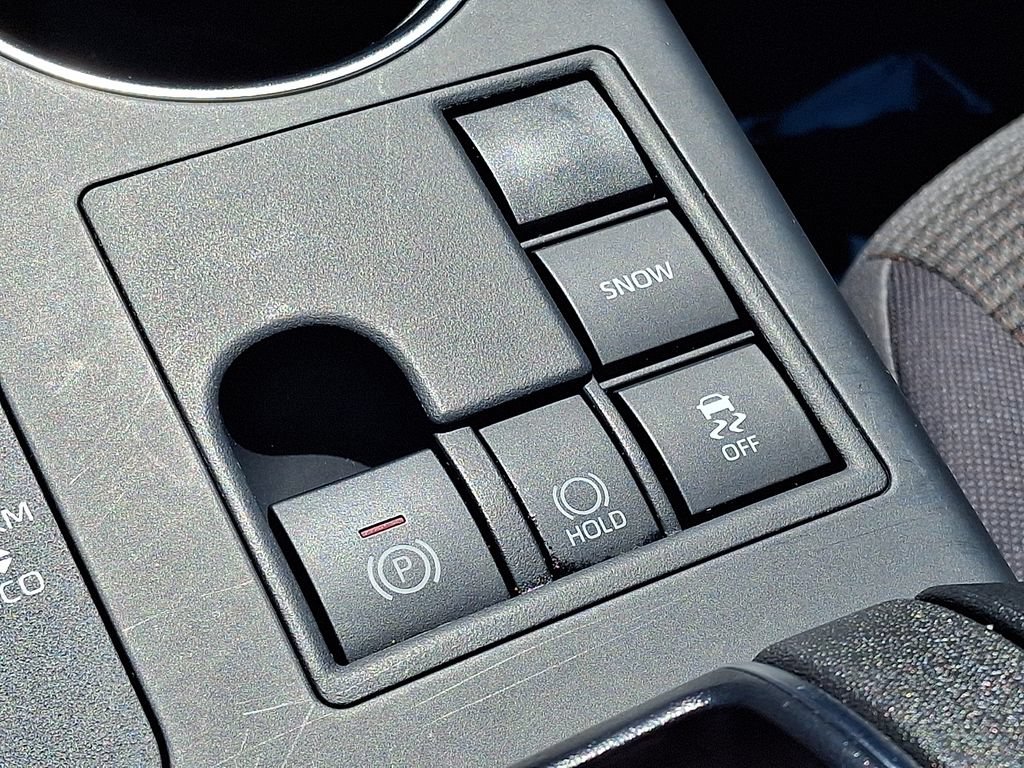 Certified 2025 Toyota Highlander LE FWD image 28