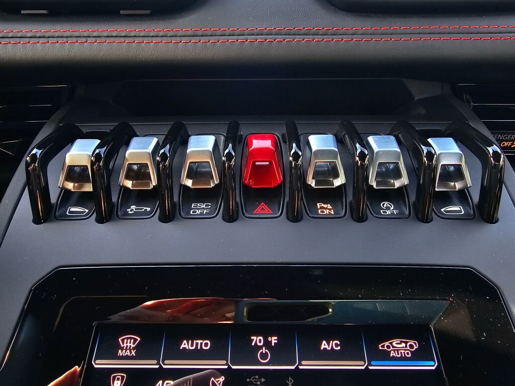 Used 2020 Lamborghini Huracan EVO image 24