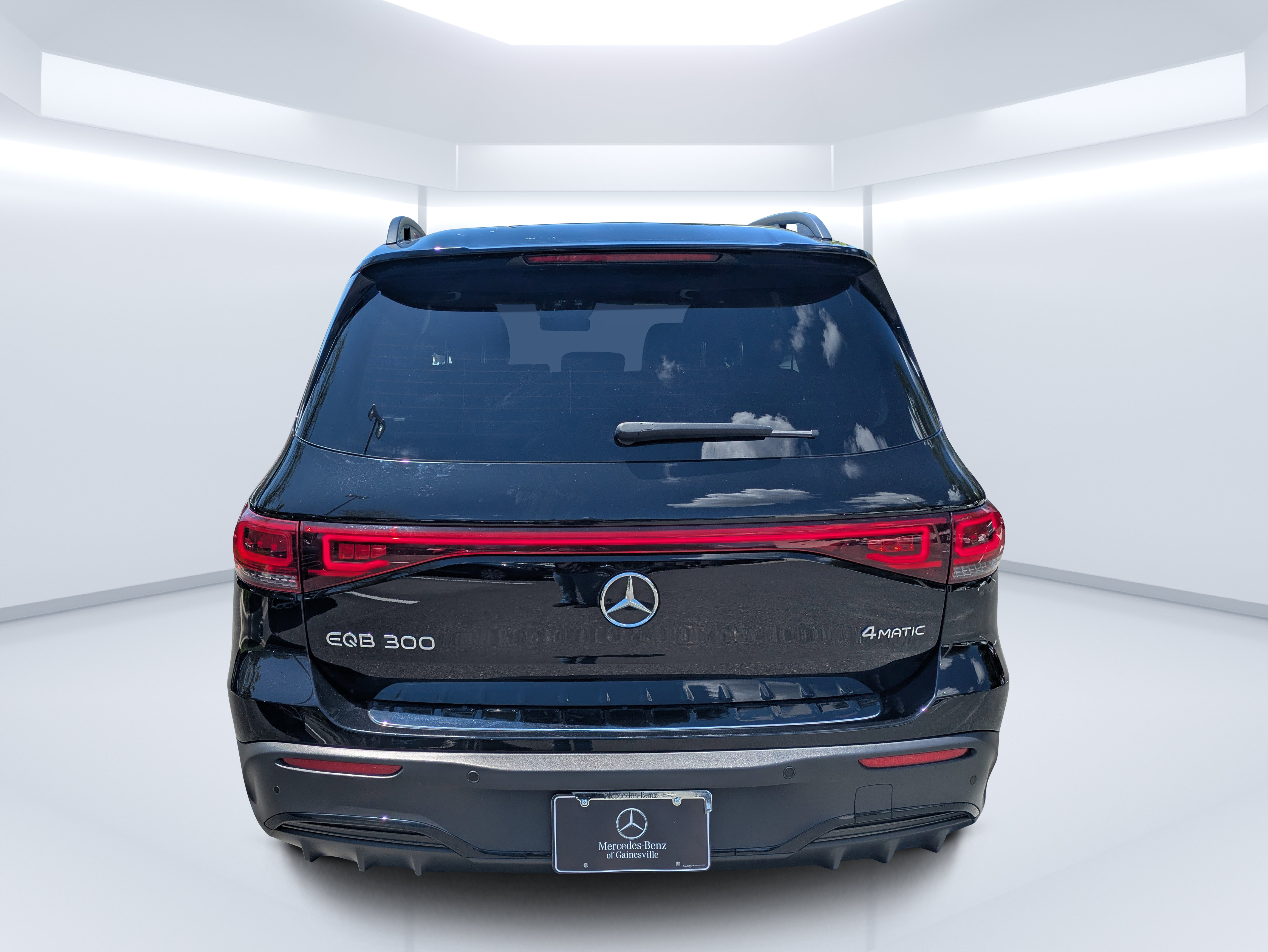 Used 2023 Mercedes-Benz EQB 300 4MATIC image 4