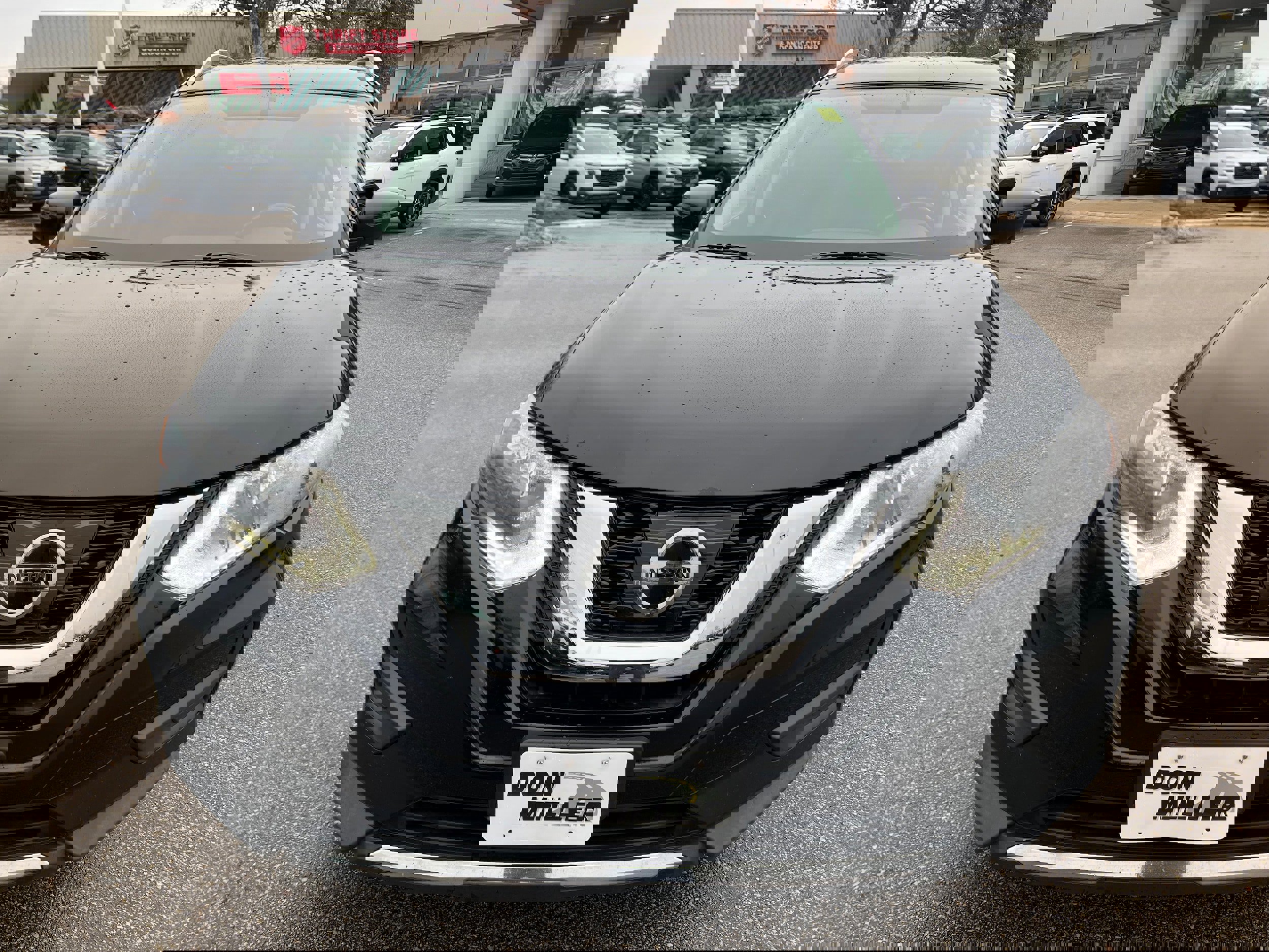 Used 2017 Nissan Rogue SV w/ SV Premium Package image 2