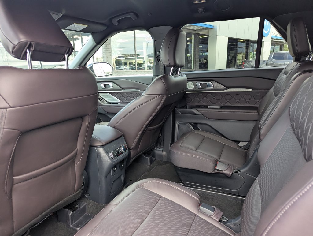 Used 2026 Ford Explorer Platinum w/ LUX Leather Package AWD/4WD image 30