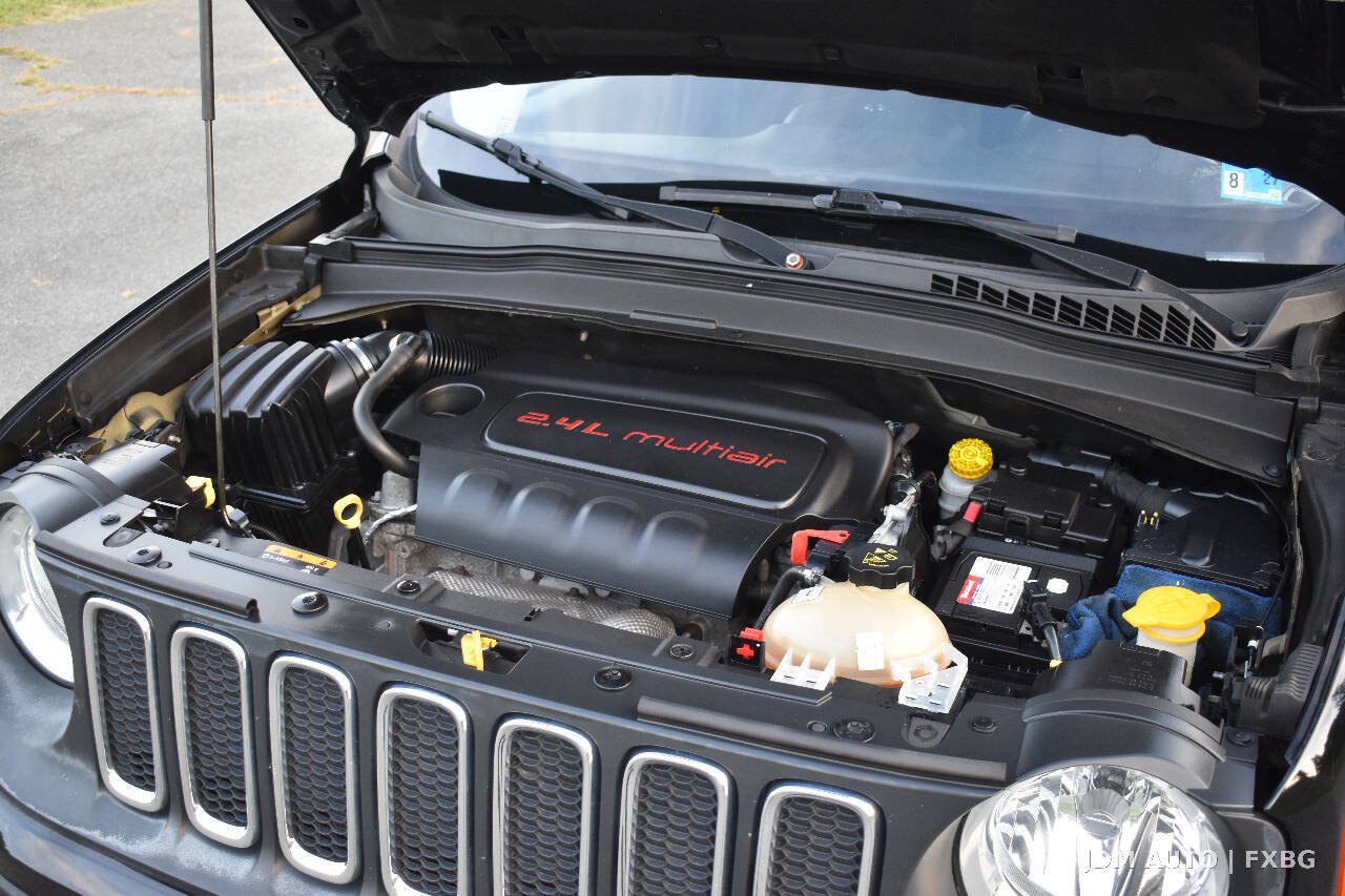 Used 2017 Jeep Renegade Latitude w/ Cold Weather Group AWD/4WD image 32