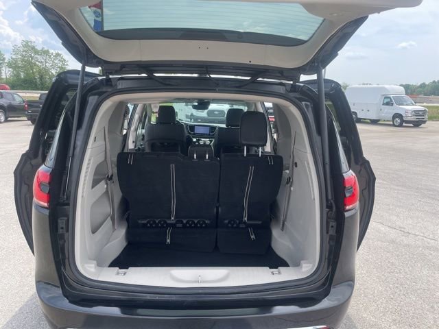 Used 2022 Chrysler Pacifica Touring-L FWD image 61