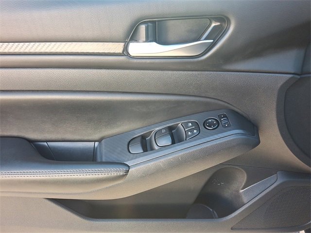 Used 2024 Nissan Altima 2.5 SV image 11