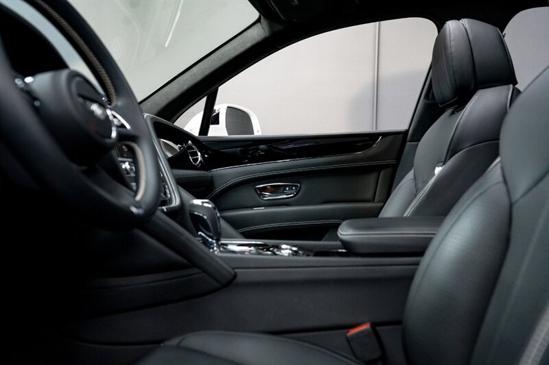 Used 2024 Bentley Bentayga AWD/4WD image 39